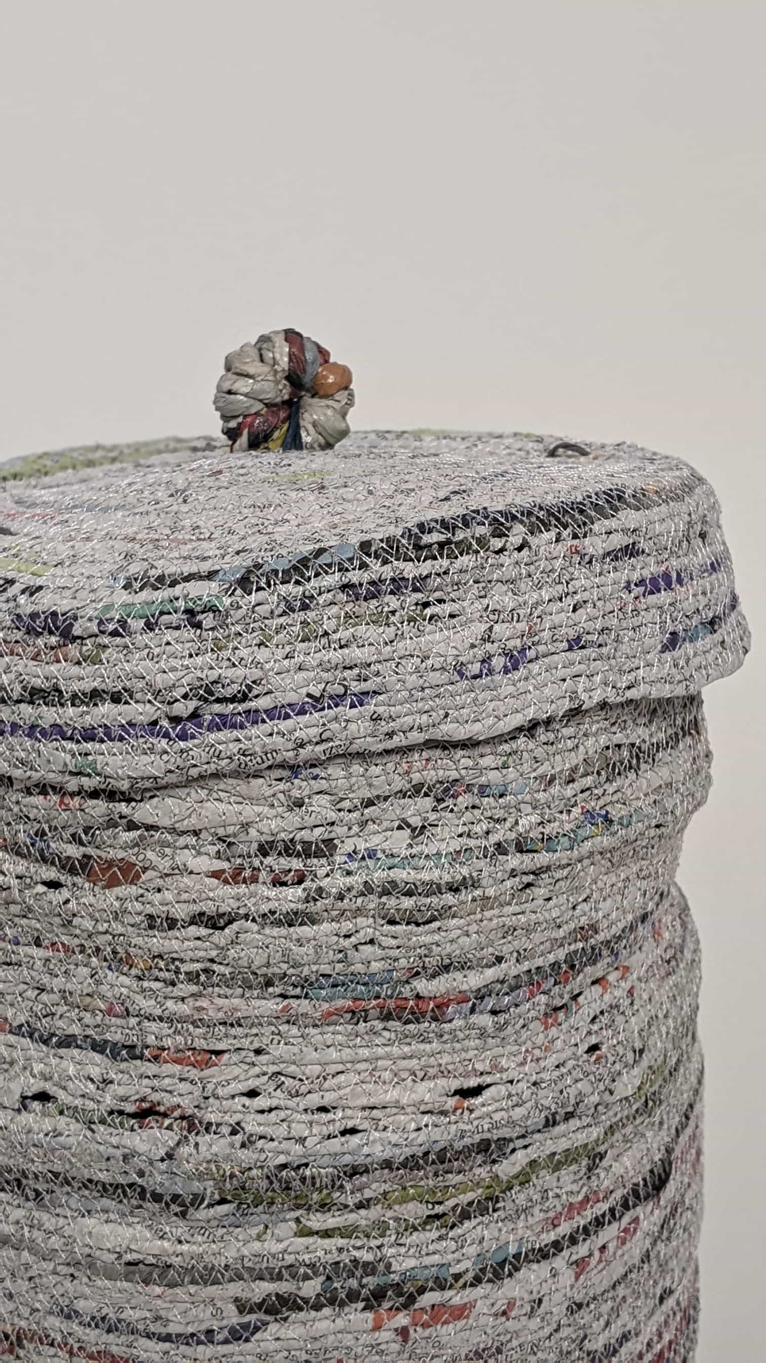 Urne Zeitungspapier Ring – Handgefertigte Papiergarn-Urne von Donata Oppermann