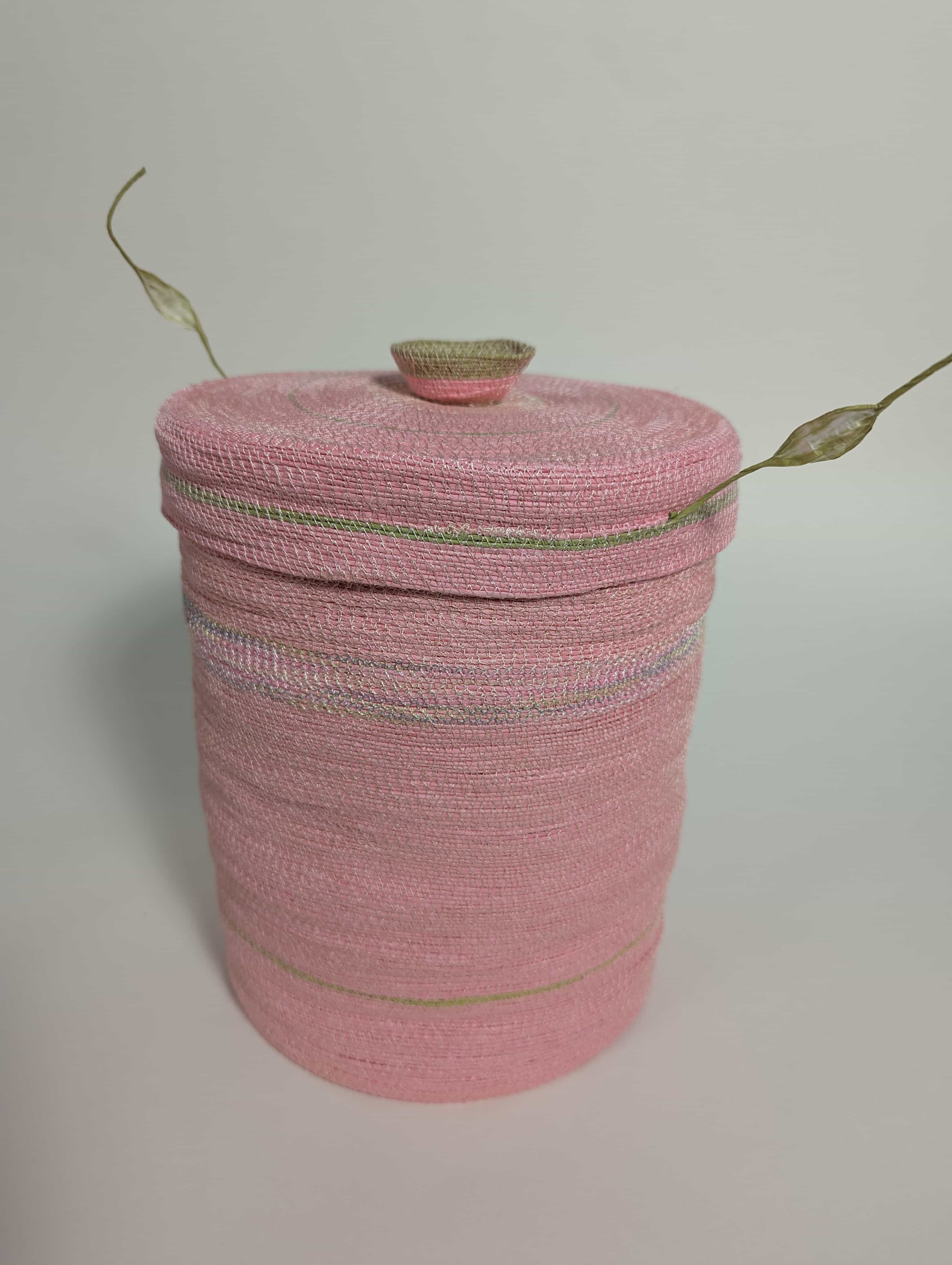 Urne "Esperanza" rosarot – Handgefertigte Papiergarn-Urne von Donata Oppermann